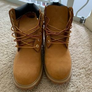 Selling US size 7 tan timberlands.